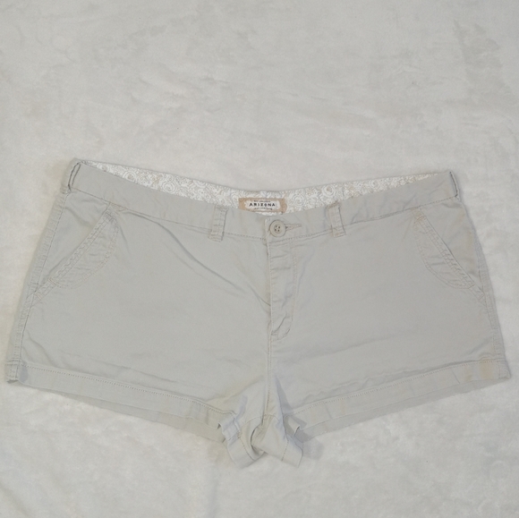 Arizona EUC Cream Khaki 2.5" Inseam Shorts JRs 17 - Picture 6 of 12